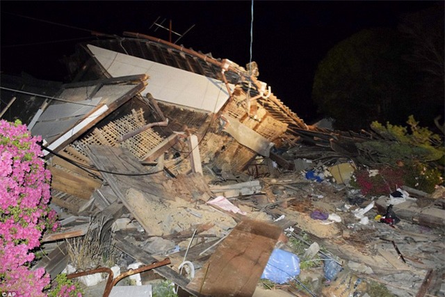 
Trận động đất cũng khiến hàng chục ngôi nhà đổ sập, nhiều nhà cửa bốc cháy và khoảng 16.000 hộ gia đình bị mất điện. (Ảnh: AP)
