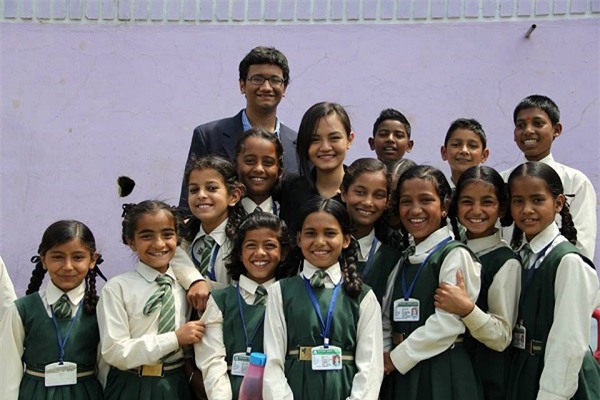  An tại trường tiểu học Gangolihat, Ấn Độ trong dự án đầu tiên của International Catalysts for Empowerment do em đồng sáng lập. 