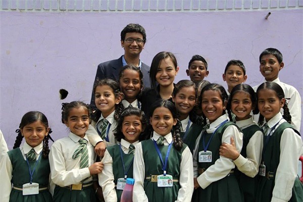 An tại trường tiểu học Gangolihat, Ấn Độ trong dự án đầu tiên của International Catalysts for Empowerment do em đồng sáng lập.