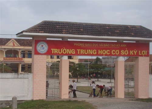 Thay co bi danh bam dap vi van dong hoc sinh toi truong hinh anh 1