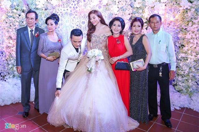 Chu re Luong The Thanh coi ao, quay cung khach moi  hinh anh 1