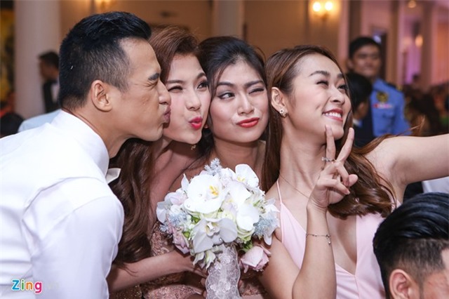 Chu re Luong The Thanh coi ao, quay cung khach moi  hinh anh 3