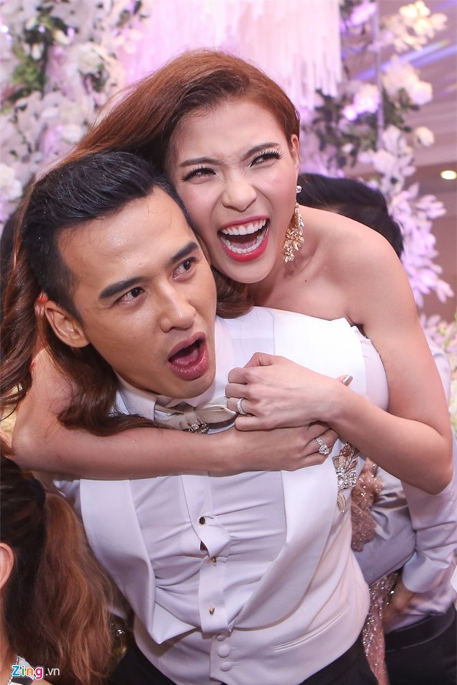 Chu re Luong The Thanh coi ao, quay cung khach moi  hinh anh 6