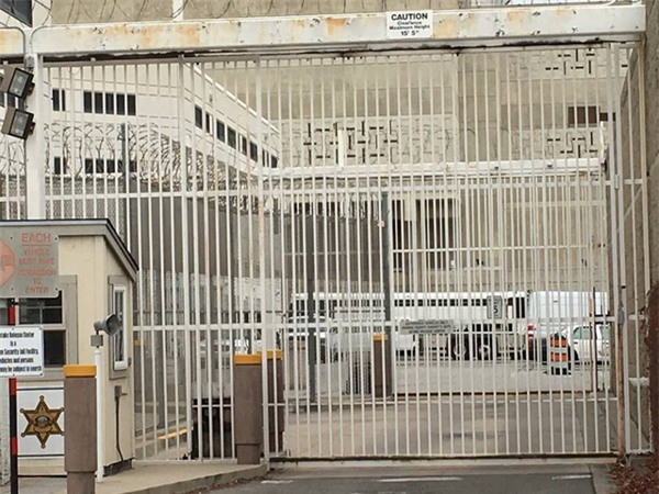 Minh Béo được áp giải bằng xe bus đến buổi luận tội 1