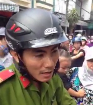 Tran tinh cua canh sat quat nga nguoi ban hang rong hinh anh 1