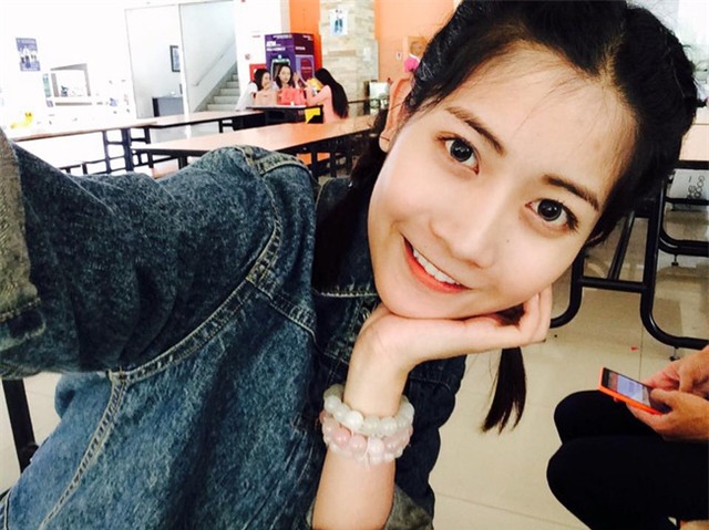 Gương mặt hệt như hai chị em của Methaphorn...