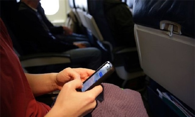Dieu gi se xay ra khi khong tat dien thoai tren chuyen bay? hinh anh 2
