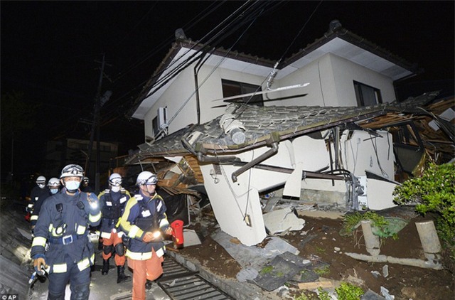 Chùm ảnh: Người dân Nhật Bản thẫn thờ sau trận động đất khiến gần 1.000 người thương vong - Ảnh 5.