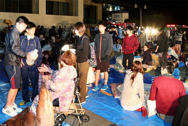 Chùm ảnh: Người dân Nhật Bản thẫn thờ sau trận động đất khiến gần 1.000 người thương vong - Ảnh 7.