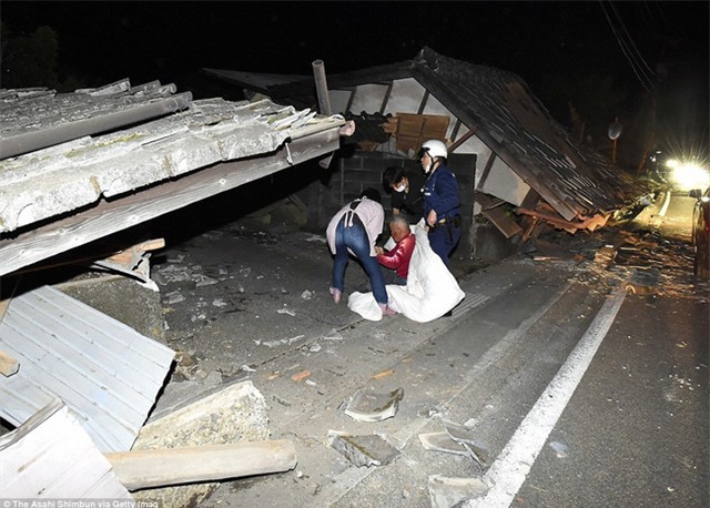 Chùm ảnh: Người dân Nhật Bản thẫn thờ sau trận động đất khiến gần 1.000 người thương vong - Ảnh 8.