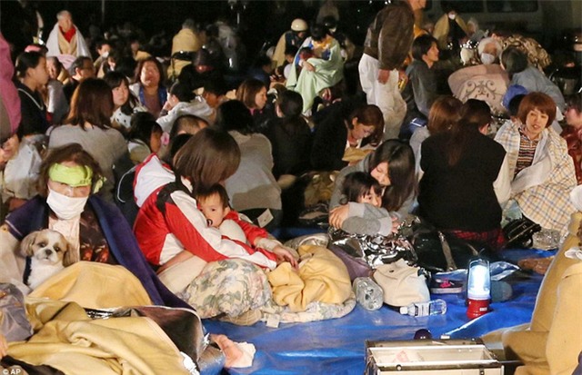 Chùm ảnh: Người dân Nhật Bản thẫn thờ sau trận động đất khiến gần 1.000 người thương vong - Ảnh 9.