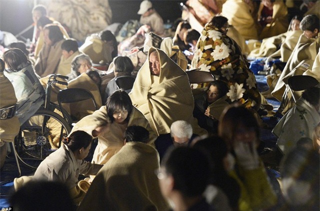Chùm ảnh: Người dân Nhật Bản thẫn thờ sau trận động đất khiến gần 1.000 người thương vong - Ảnh 12.