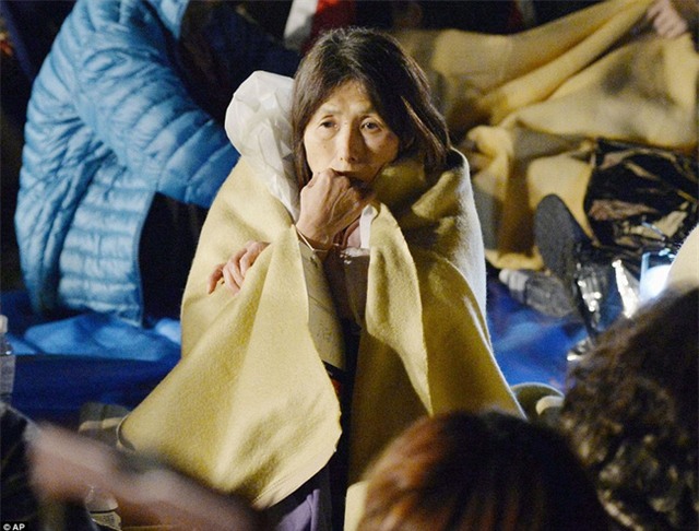 Chùm ảnh: Người dân Nhật Bản thẫn thờ sau trận động đất khiến gần 1.000 người thương vong - Ảnh 13.