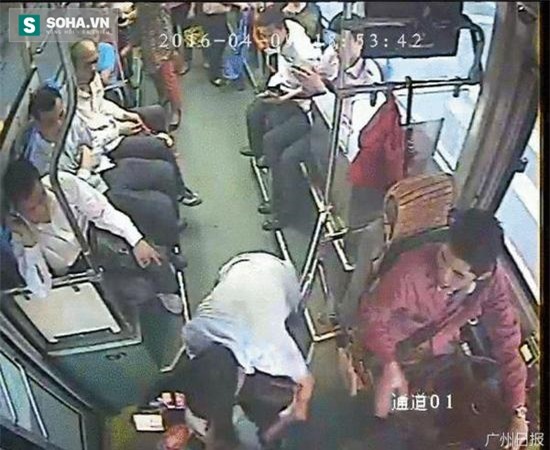 Kẻ biến thái giở trò đồi bại với cô gái trẻ ngay cạnh tài xế.