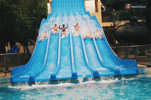 Nghỉ lễ người Hà Nội ùn ùn kéo nhau đến công viên nước hồ Tây trong ngày đầu tiên mở cửa - Ảnh 10.