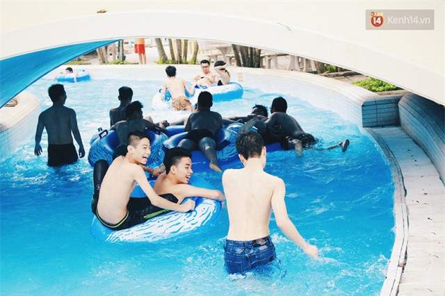Nghỉ lễ người Hà Nội ùn ùn kéo nhau đến công viên nước hồ Tây trong ngày đầu tiên mở cửa - Ảnh 8.
