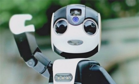 Camera và đèn chiếu được tích hợp giữa 2 mắt của RoBoHoN
