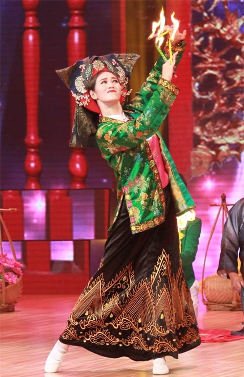 hong que che khanh my nhay nhu 