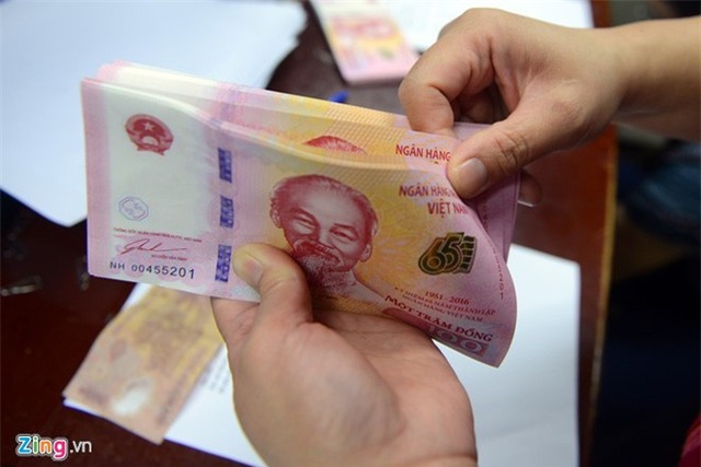 Sẽ kéo dài thời gian bán tiền lưu niệm 100 đồng cho đến khi kết thúc đợt phát hành. Ảnh: Anh Tuấn