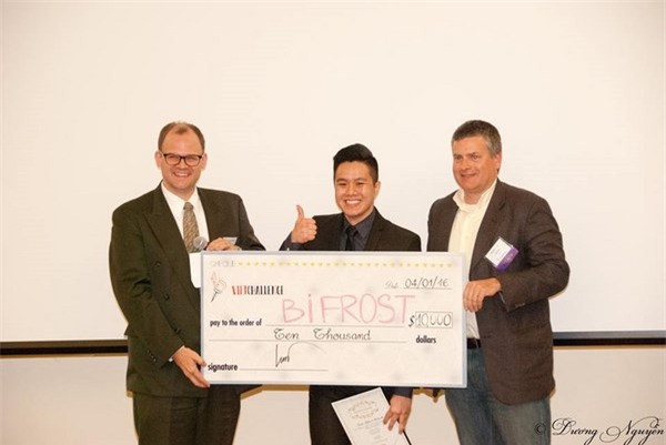 
Thiết bị y tế hỗ trợ cột sống của Khoa Phan và Eddie Kong (Đội Biforst Biotech) xuất sắc vượt qua hơn 3.000 đối thủ khắp thế giới để giành chiến thắng cuộc thi khởi nghiệp VietChallenge 2016.
