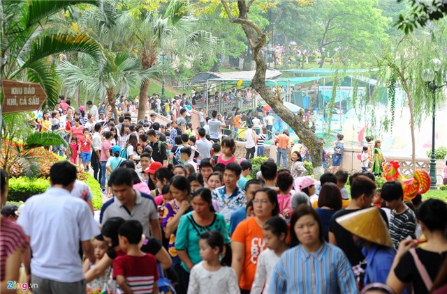 Vuon bach thu Ha Noi dip le gio To dong nghet hinh anh 1