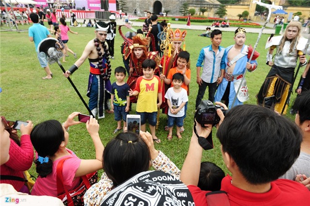 Vuon bach thu Ha Noi dip le gio To dong nghet hinh anh 12