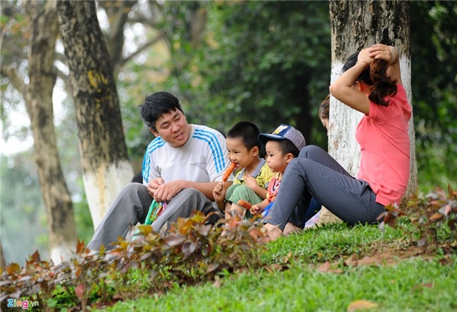 Vuon bach thu Ha Noi dip le gio To dong nghet hinh anh 6