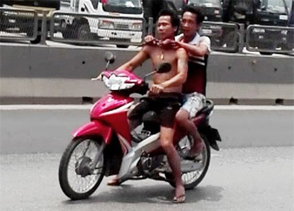 30 canh sat truy duoi ke gi dao khong che con tin hinh anh 1