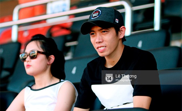 Văn Quyết và em gái vợ gây chú ý trên sân Thống Nhất - Ảnh 1.