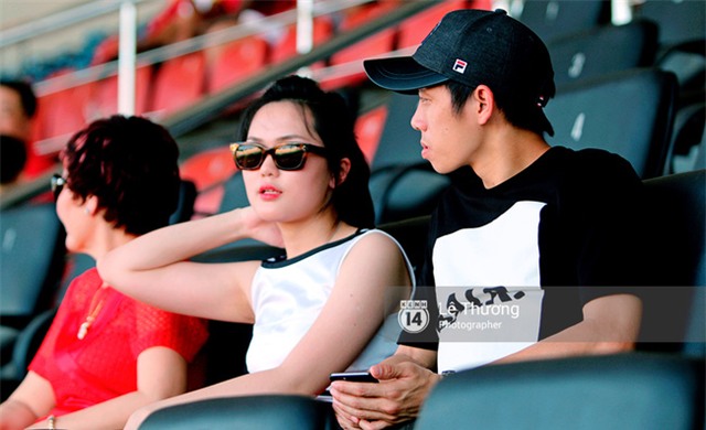 Văn Quyết và em gái vợ gây chú ý trên sân Thống Nhất - Ảnh 2.