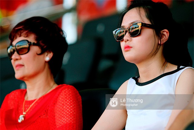 Văn Quyết và em gái vợ gây chú ý trên sân Thống Nhất - Ảnh 3.