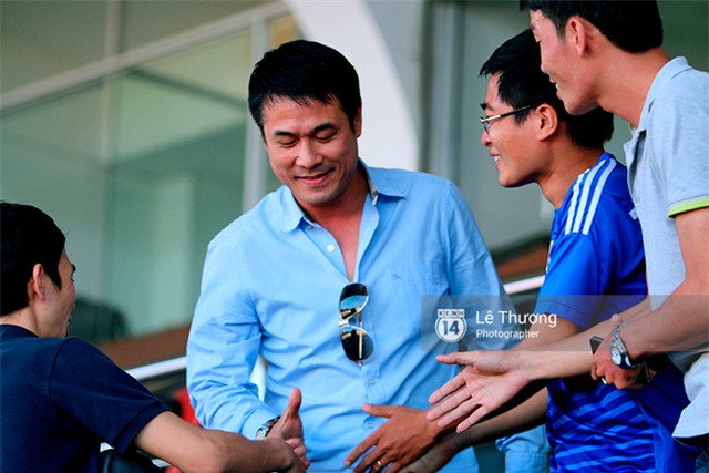 Văn Quyết và em gái vợ gây chú ý trên sân Thống Nhất - Ảnh 4.