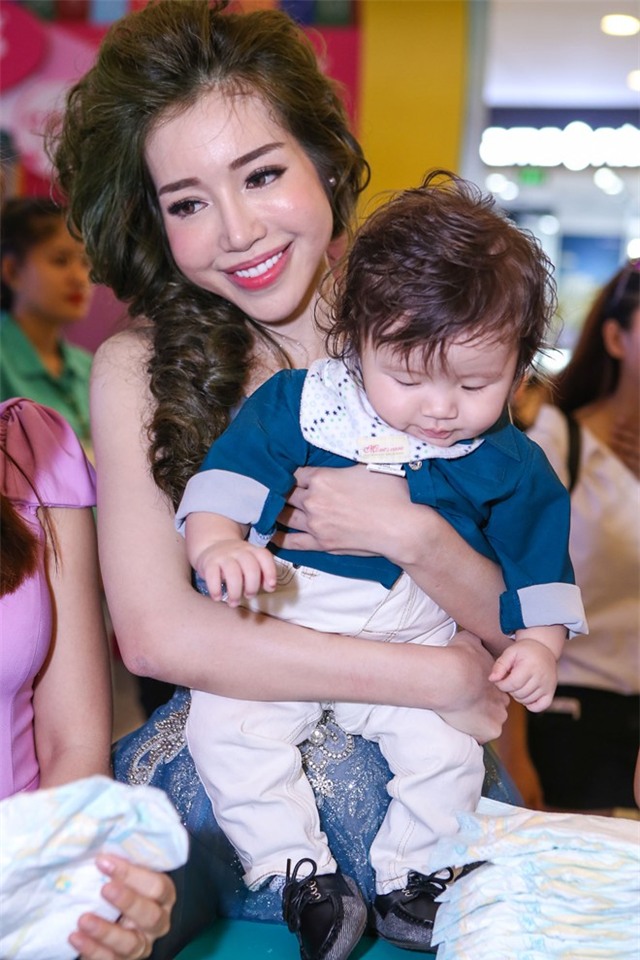 Vo Ly Hai che bung bau khi di su kien hinh anh 7