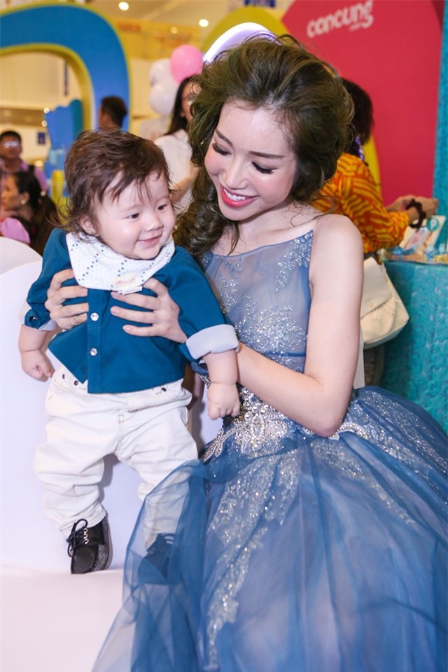 Vo Ly Hai che bung bau khi di su kien hinh anh 8