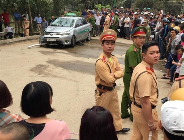 Taxi lao xuong ho, tai xe va 3 khach tu vong hinh anh 2