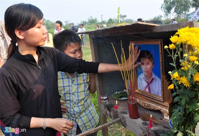 Nghin nguoi que ngheo tien dua 9 hoc sinh chet duoi  hinh anh 6