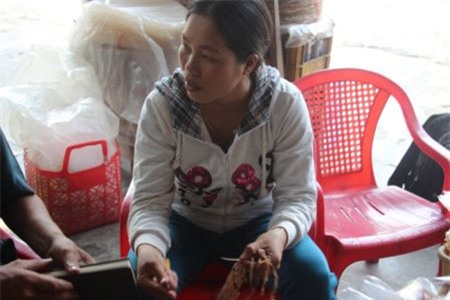 Lột mực xà để màu sắc bắt mắt, thu hút được khách hàng. D.T