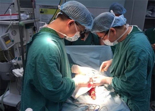 Chu ruot cat dut duong vat be trai 3 tuoi hinh anh 1