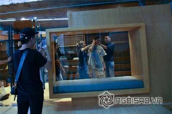 Hoa hậu Phạm Hương chụp ảnh  1