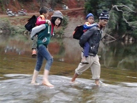 Cô giáo Ý vào làng vận động học sinh, cõng các em qua ghềnh nước