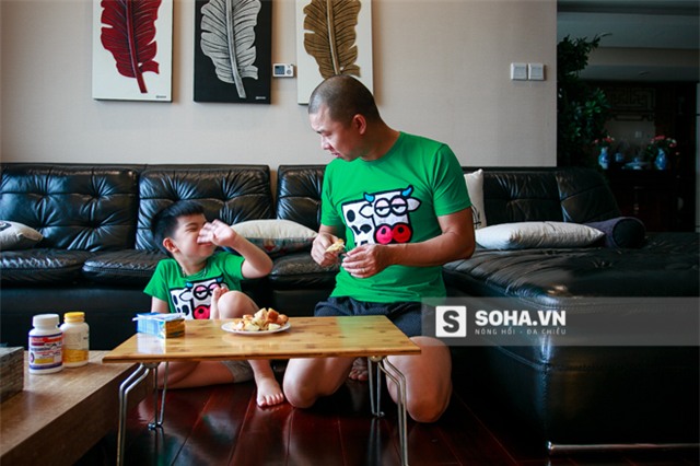 Sau đó, diễn viên Hải Anh giúp con trai ăn nốt bữa sáng của mình.