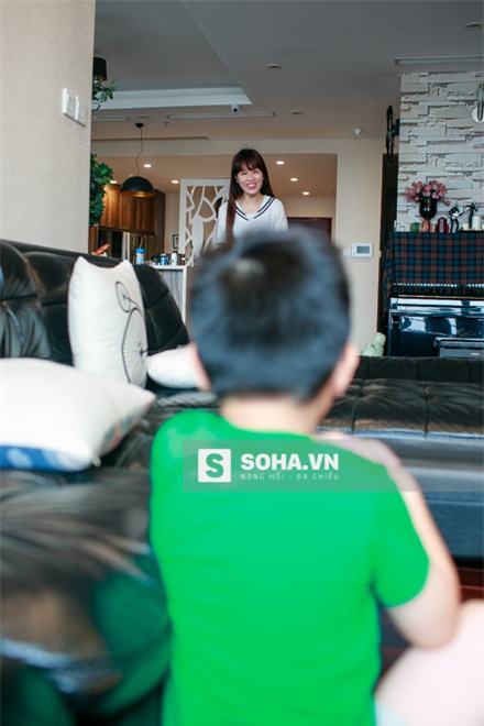 Sau khi kết thúc bữa sáng cũng là lúc giáo viên dạy piano của Híp đến.