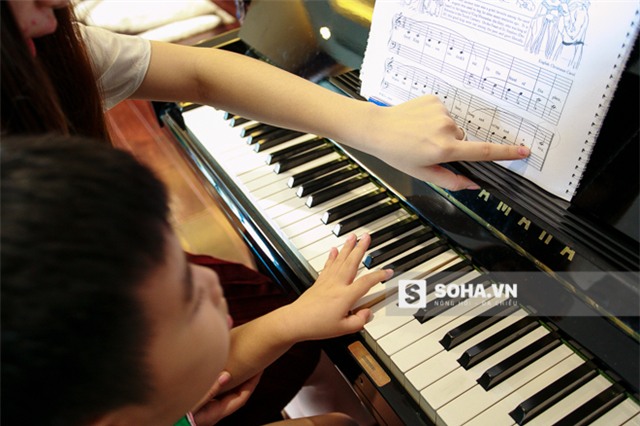 Thi thoảng, Híp còn đòi vẽ lên những hình in trên quyển sách nhạc để cho vui vẻ hơn.