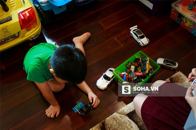 Ở giữa các bài học, cô giáo cho Híp nghỉ giải lao và chơi cùng với bé để đỡ căng thẳng