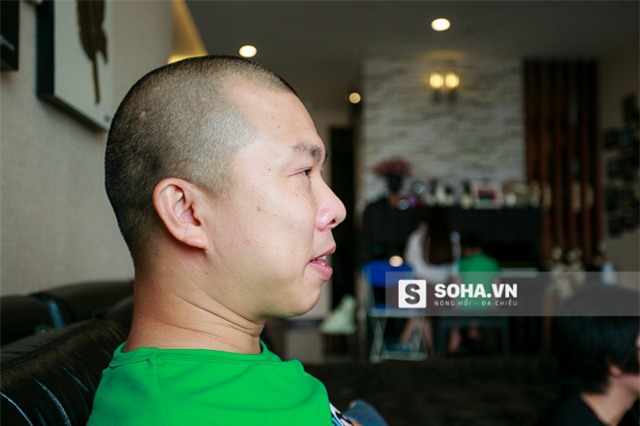 Diễn viên Hải Anh thì ngồi ngay gần đó, thi thoảng đi lại quan sát con trai học đàn cùng cô giáo.