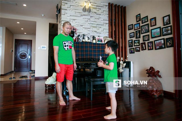 Kết thúc buổi học, bố con bé Híp bàn nhau chuyện đi ăn trưa ở ngoài. Hôm nay, mẹ Híp đi công tác nước ngoài nên 2 bố con sẽ tự lo chuyện ăn uống.