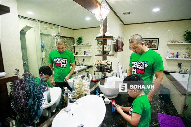 Bé Híp đang lấy kem đánh răng ra bàn chải trước khi nhờ bố vệ sinh răng miệng buổi sáng.