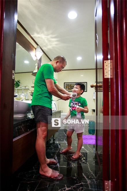 Bố đang sấy khô phần áo bị dính nước giúp bé Híp.