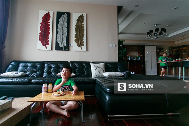 Ban đầu, bé Híp tự giác ăn phần ăn của mình. Nhưng chỉ được mấy miếng, bé bắt đầu gọi bố và nhờ trợ giúp.