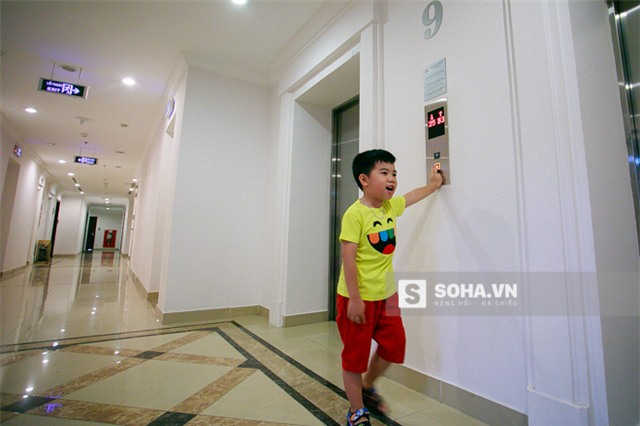 Bé Híp thích thú chạy ra ngoài trước và đứng bấm thang đợi bố